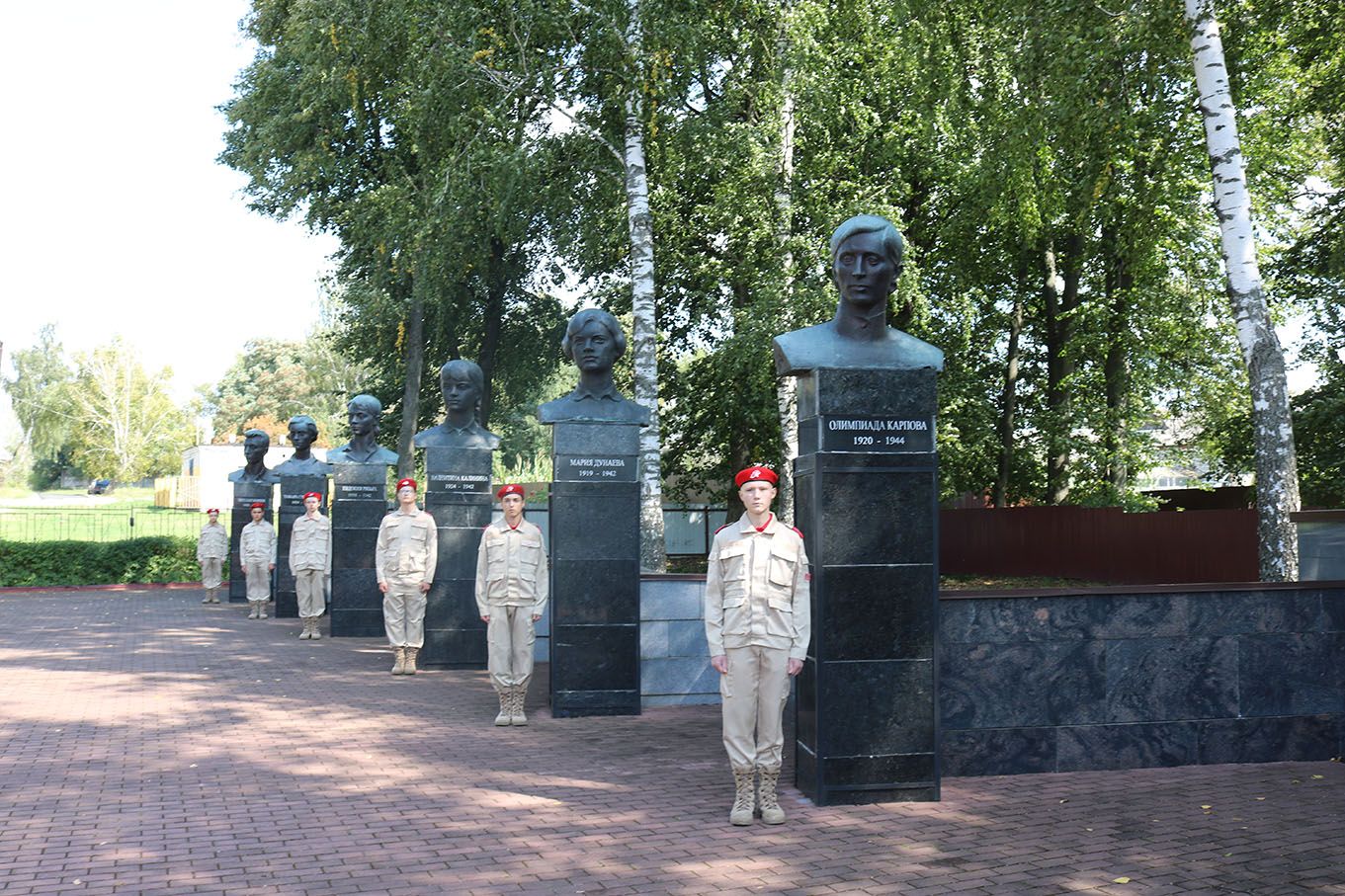 Брянская область навля вакансии. Навлинский музей Партизанской славы. Музей Навля. Комсомольцы подпольщики в Гатчине. Деревня Партизанская в Навле.